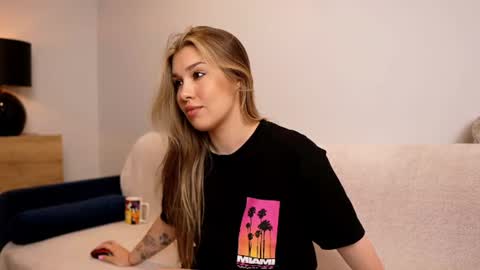 Snapshot of sashabonfire chatting on 4, 7, 2026 Sasha online show from 4, 7, 2026