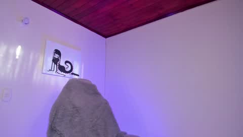    im expecting 300 thumbs up on my altar online show from 23, 1, 2025