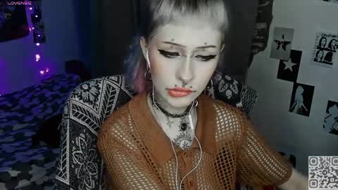 pronoun she. name Mary. age 21. online show from 5, 4, 2026