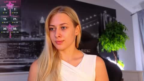 Snapshot of sayselena chatting on 1, 10, 2025 Hello guys our name is Emily Nicole Alice. We are very funny and love to spend time well online show from 1, 10, 2025