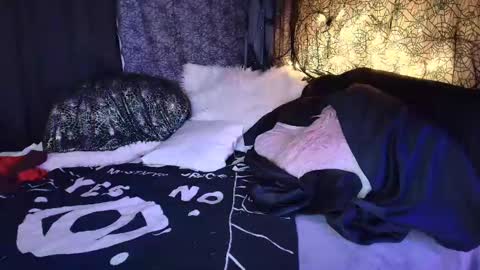 Sarah Bones online show from 30, 1, 2025