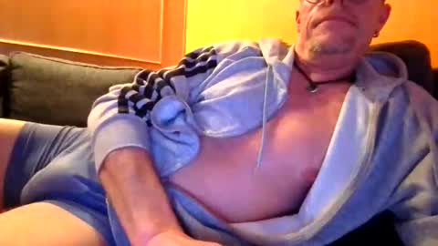 Snapshot of schmuhbaer1 chatting on 8, 11, 2025 schmuhbaer1 online show from 8, 11, 2025