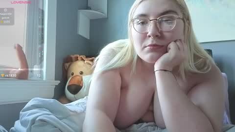 Snapshot of selenebaby chatting on 19, 4, 2026 Selene online show from 19, 4, 2026