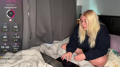 Snapshot of selenebaby chatting on 23, 4, 2026 Selene online show from 23, 4, 2026