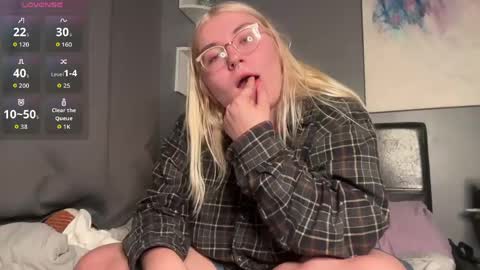 Snapshot of selenebaby chatting on 25, 4, 2026 Selene online show from 25, 4, 2026