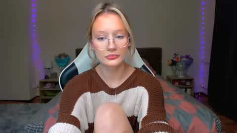 Snapshot of selfharm777 chatting on 8, 10, 2025 Simon and Alice online show from 8, 10, 2025