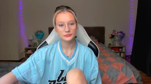 Snapshot of selfharm777 chatting on 18, 10, 2025 Simon and Alice online show from 18, 10, 2025