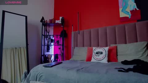 Nicole online show from 25, 2, 2025