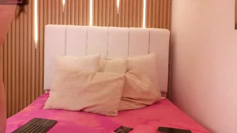 Snapshot of sensual_kim77 chatting on 7, 5, 2026 Sensual Kim77 online show from 7, 5, 2026