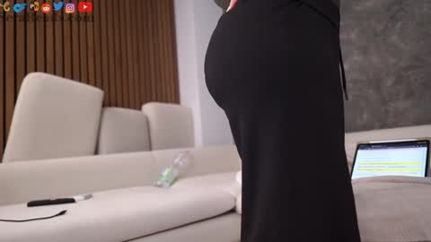 SeraReads online show from 4, 10, 2025