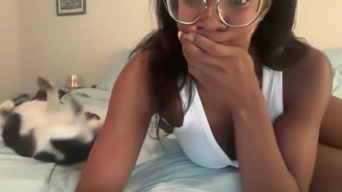 Serenity Bee   online show from 16, 12, 2025