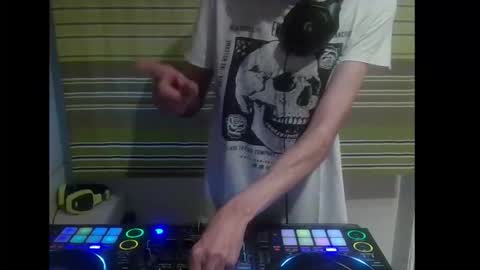 Snapshot of sergioespmad chatting on 19, 9, 2025 Dj Notorious aka bionik hand online show from 19, 9, 2025