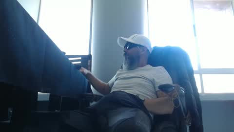 hetero serio discreto online show from 15, 9, 2025