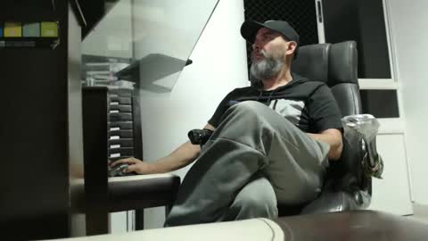 hetero serio discreto online show from 14, 4, 2026