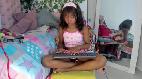 Snapshot of sexybrunnetem chatting on 25, 12, 2024 sofia online show from 25, 12, 2024
