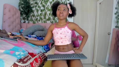 Snapshot of sexybrunnetem chatting on 28, 12, 2024 sofia online show from 28, 12, 2024