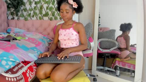 Snapshot of sexybrunnetem chatting on 28, 12, 2024 sofia online show from 28, 12, 2024