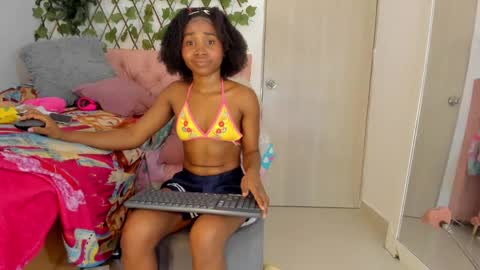 Snapshot of sexybrunnetem chatting on 8, 3, 2025 sofia online show from 8, 3, 2025