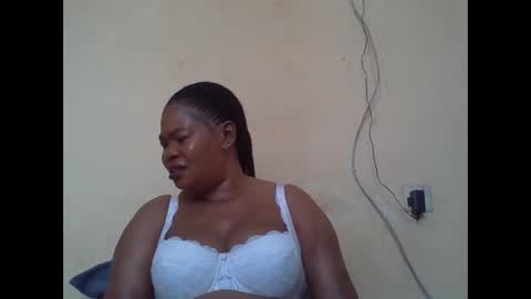 Snapshot of sexydove2 chatting on 19, 11, 2025 EMILY online show from 19, 11, 2025