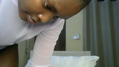 Snapshot of sexypetite_lee chatting on 18, 12, 2024 Lee online show from 18, 12, 2024