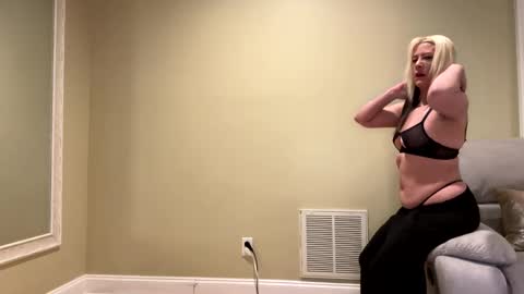 Sexypiglet2728 online show from 2, 1, 2025