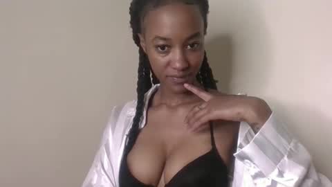 Snapshot of sexyyypetite chatting on 5, 11, 2025 SEXYPETITE online show from 5, 11, 2025