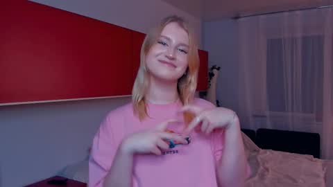 Snapshot of shantiyagin chatting on 5, 11, 2025 Polly online show from 5, 11, 2025