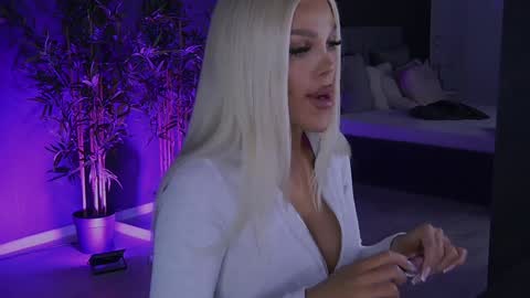 Snapshot of shayblonde chatting on 14, 1, 2025 shayblonde online show from 14, 1, 2025