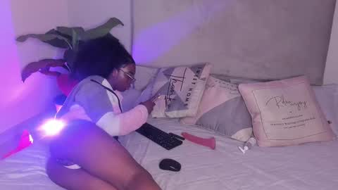 Snapshot of shelsy_issy chatting on 18, 11, 2025 shelsy_issy online show from 18, 11, 2025