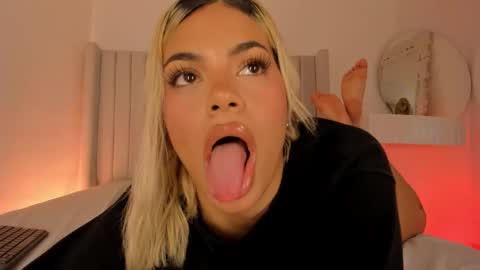 shelynna_azzul online show from 24, 3, 2026