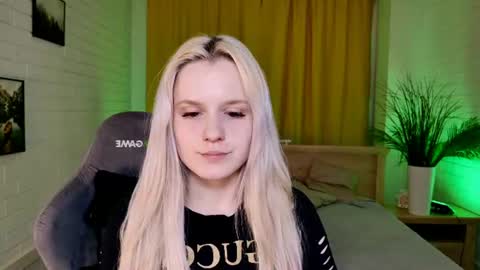 Snapshot of sherributlers chatting on 25, 6, 2026 Sweet Sherri online show from 25, 6, 2026
