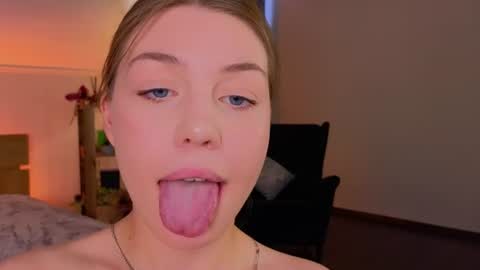 Snapshot of shine_abby_ chatting on 25, 6, 2026 Abby online show from 25, 6, 2026