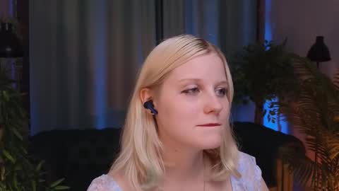 Snapshot of shinejoan chatting on 13, 9, 2025 help me reach my first 25 thumbs up online show from 13, 9, 2025