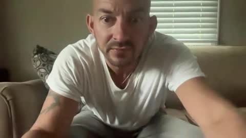 Snapshot of shouldadoneit chatting on 8, 10, 2025 shouldadoneit online show from 8, 10, 2025