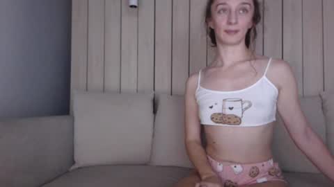 shy_schoolgirl_ online show from 28, 12, 2024