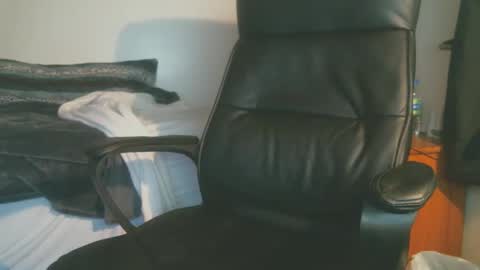 shyboyhugecum2020 online show from 15, 12, 2025