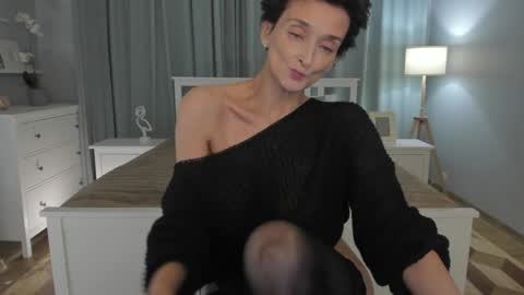Snapshot of simonadebeauvoir chatting on 8, 12, 2024 Simona online show from 8, 12, 2024