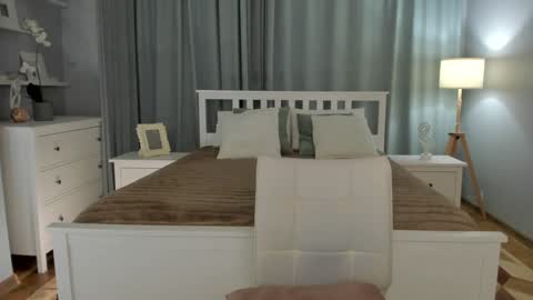 Snapshot of simonadebeauvoir chatting on 18, 12, 2024 Simona online show from 18, 12, 2024