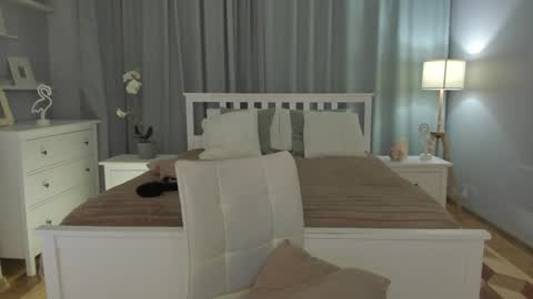 Snapshot of simonadebeauvoir chatting on 24, 1, 2025 Simona online show from 24, 1, 2025