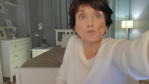 Snapshot of simonadebeauvoir chatting on 1, 3, 2025 Simona online show from 1, 3, 2025