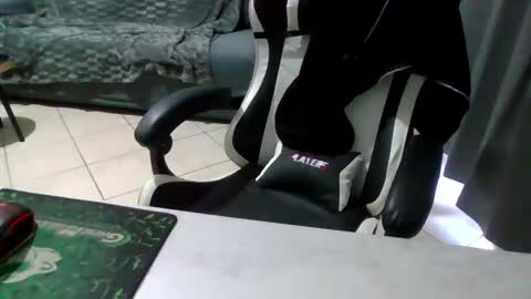 Snapshot of simoninside25 chatting on 11, 10, 2025 simoninside25 online show from 11, 10, 2025