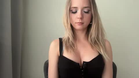Snapshot of sisi_bunny chatting on 1, 6, 2026 Sisi Bunny online show from 1, 6, 2026