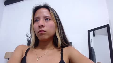 Snapshot of skinny_hottie18 chatting on 10, 12, 2024 skinny_hottie18 online show from 10, 12, 2024