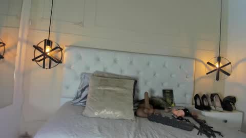 Snapshot of slut_milf1_ chatting on 9, 1, 2025 Luna online show from 9, 1, 2025