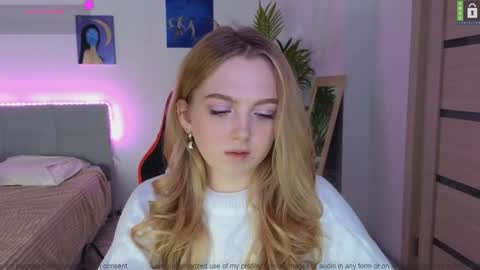 Snapshot of small_blondee chatting on 8, 12, 2024 Emily online show from 8, 12, 2024