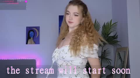 Snapshot of small_blondee chatting on 4, 1, 2025 Emily online show from 4, 1, 2025