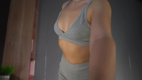 Snapshot of snow_is_falling chatting on 4, 2, 2025 Candice Snow online show from 4, 2, 2025