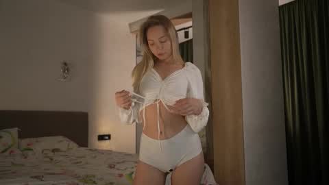 Candice Snow online show from 21, 11, 2025