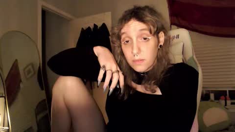 Snapshot of soffpurr chatting on 7, 11, 2025 Lilytea online show from 7, 11, 2025