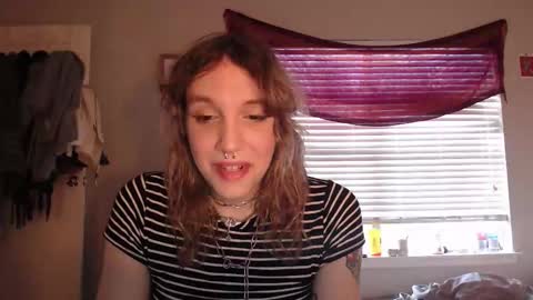 Snapshot of soffpurr chatting on 2, 12, 2025 Lilytea online show from 2, 12, 2025